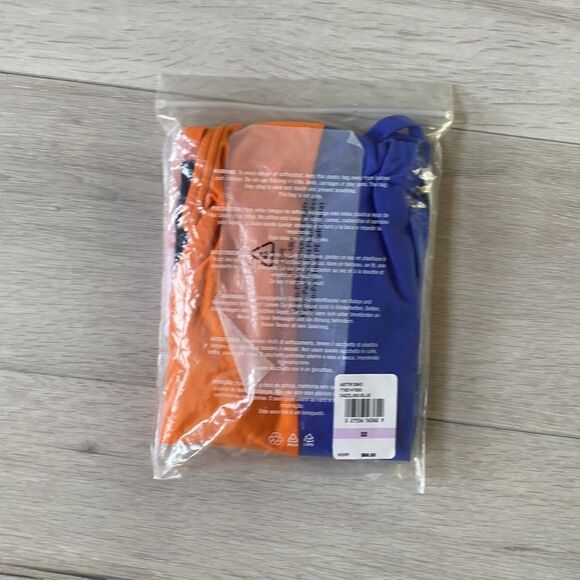 Speedo Solid Half Split One Piece
Female Training Swimsuit‎ Dazzling Blue 32 NWT - Picture 7 of 7